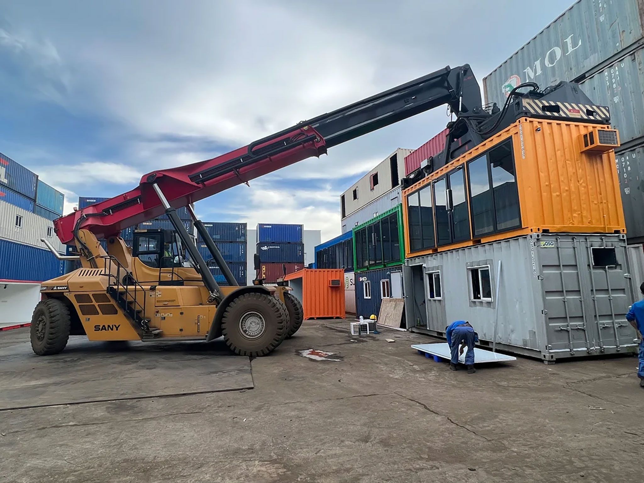 Lorry crane transporting a container